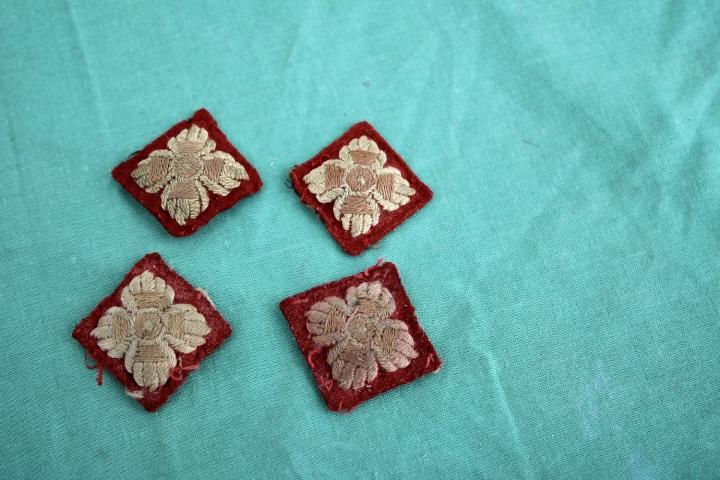 British Army Officer Pips  ( Lieutenant )