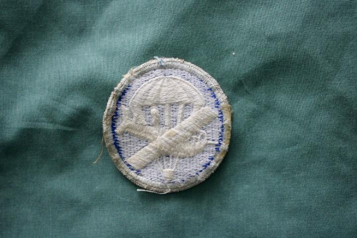 Reproduction U.S. Airborne Garrison Cap Badge