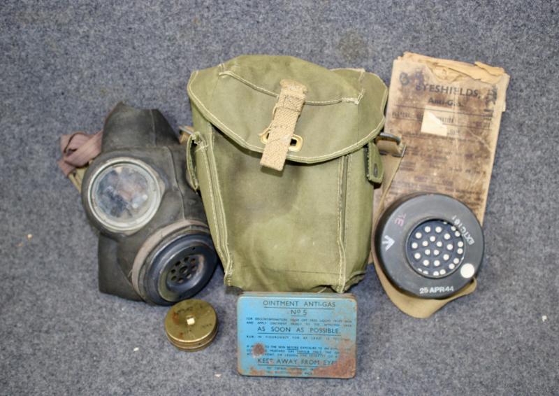 British Light Weight Gas Mask & Contents