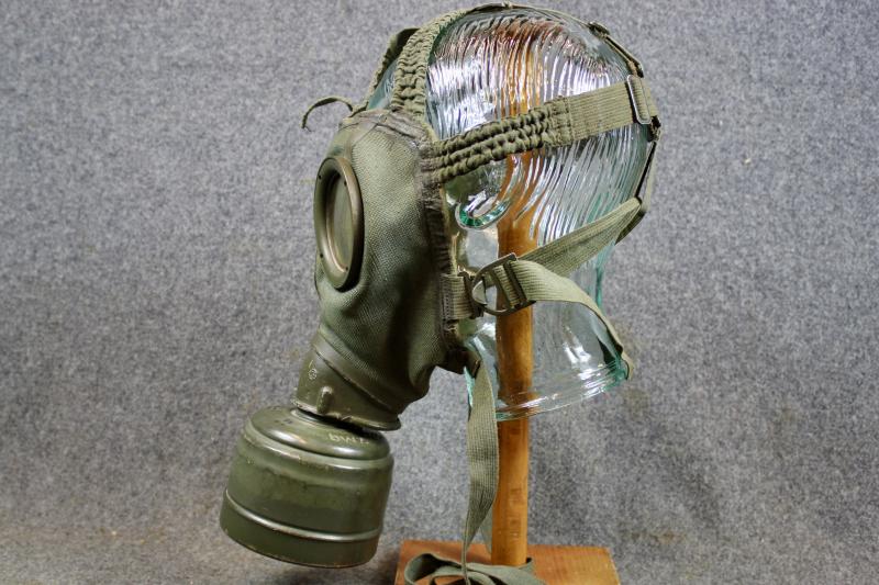 German M1930 Gas Mask & Canister