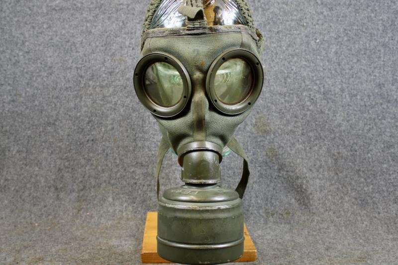 German M1930 Gas Mask & Canister