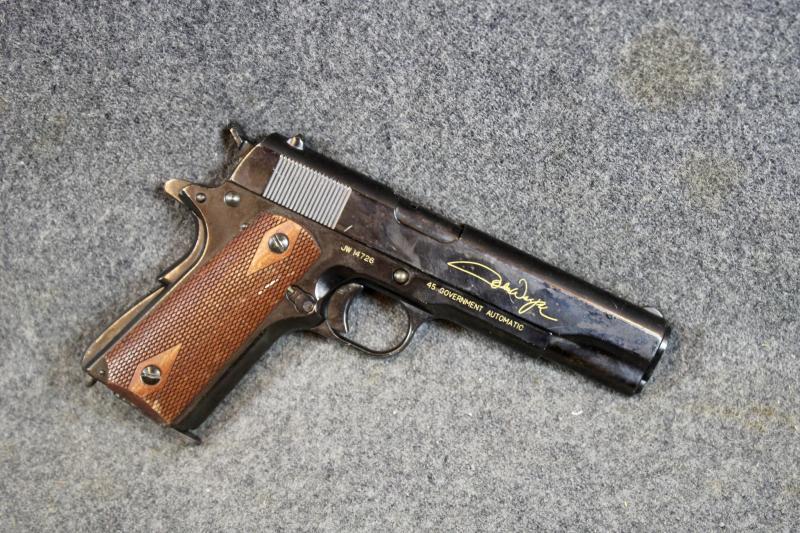 Replica John Waynes M1911A1.         ( Franklin Mint )